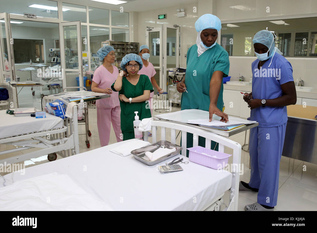 L'Institut de Cardiologie offre des soins de haute qualité aux patients vietnamiens souffrant de maladies du cœur. L'équipe médical sénégalais formés à la pratique du débit cardiaque Banque D'Images