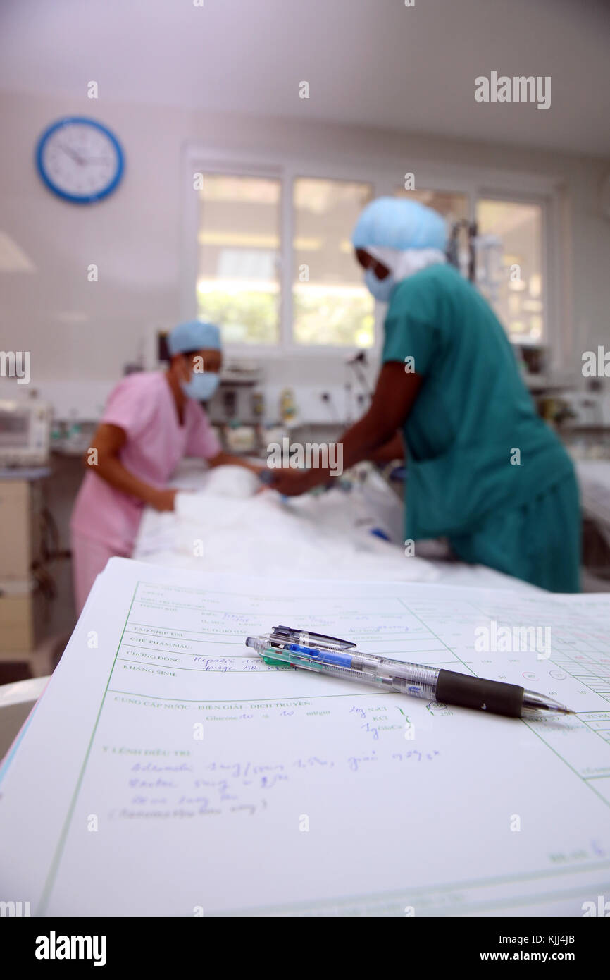 L'Institut de Cardiologie offre des soins de haute qualité aux patients vietnamiens souffrant de maladies du cœur. L'équipe médical sénégalais formés à la pratique du débit cardiaque Banque D'Images