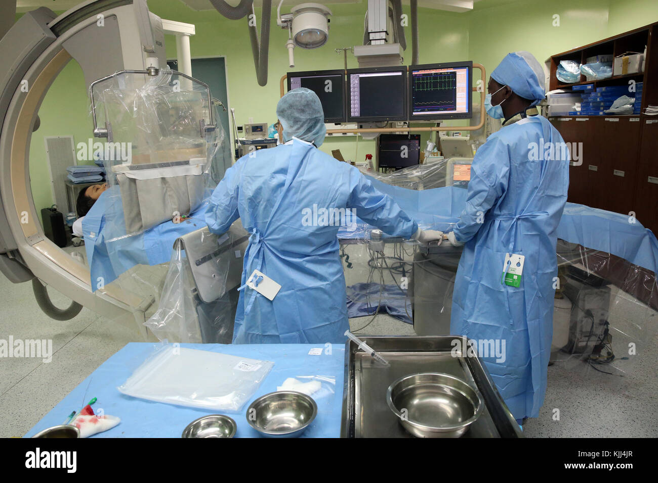 L'Institut de Cardiologie offre des soins de haute qualité aux patients vietnamiens souffrant de maladies du cœur. Laboratoire de cathétérisme. Former l'équipe médicale sénégalaise Banque D'Images