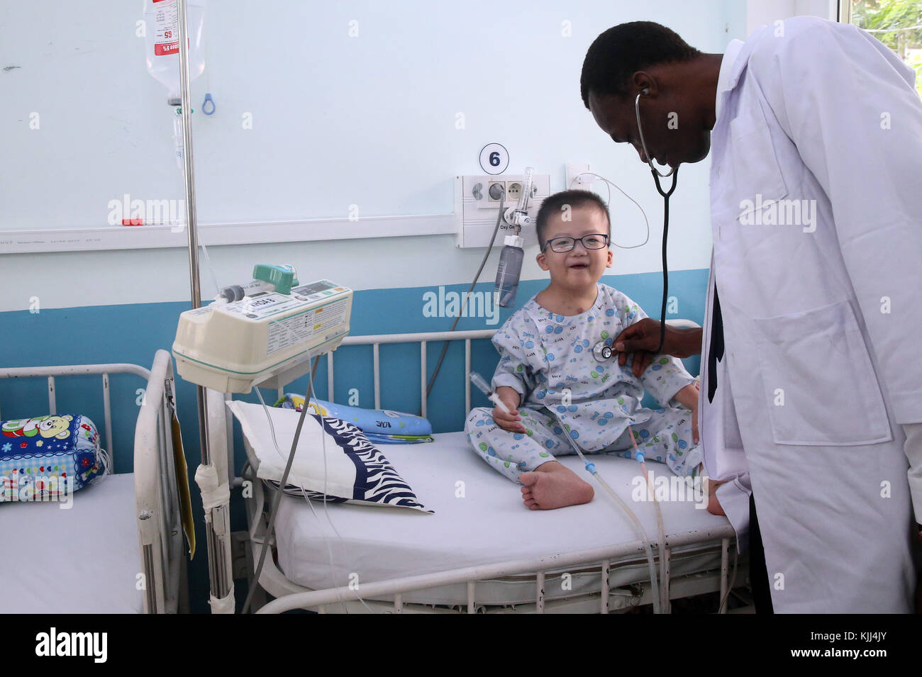 L'Institut de Cardiologie offre des soins de haute qualité aux patients vietnamiens souffrant de maladies du cœur. L'équipe médical sénégalais formés à la pratique du débit cardiaque Banque D'Images