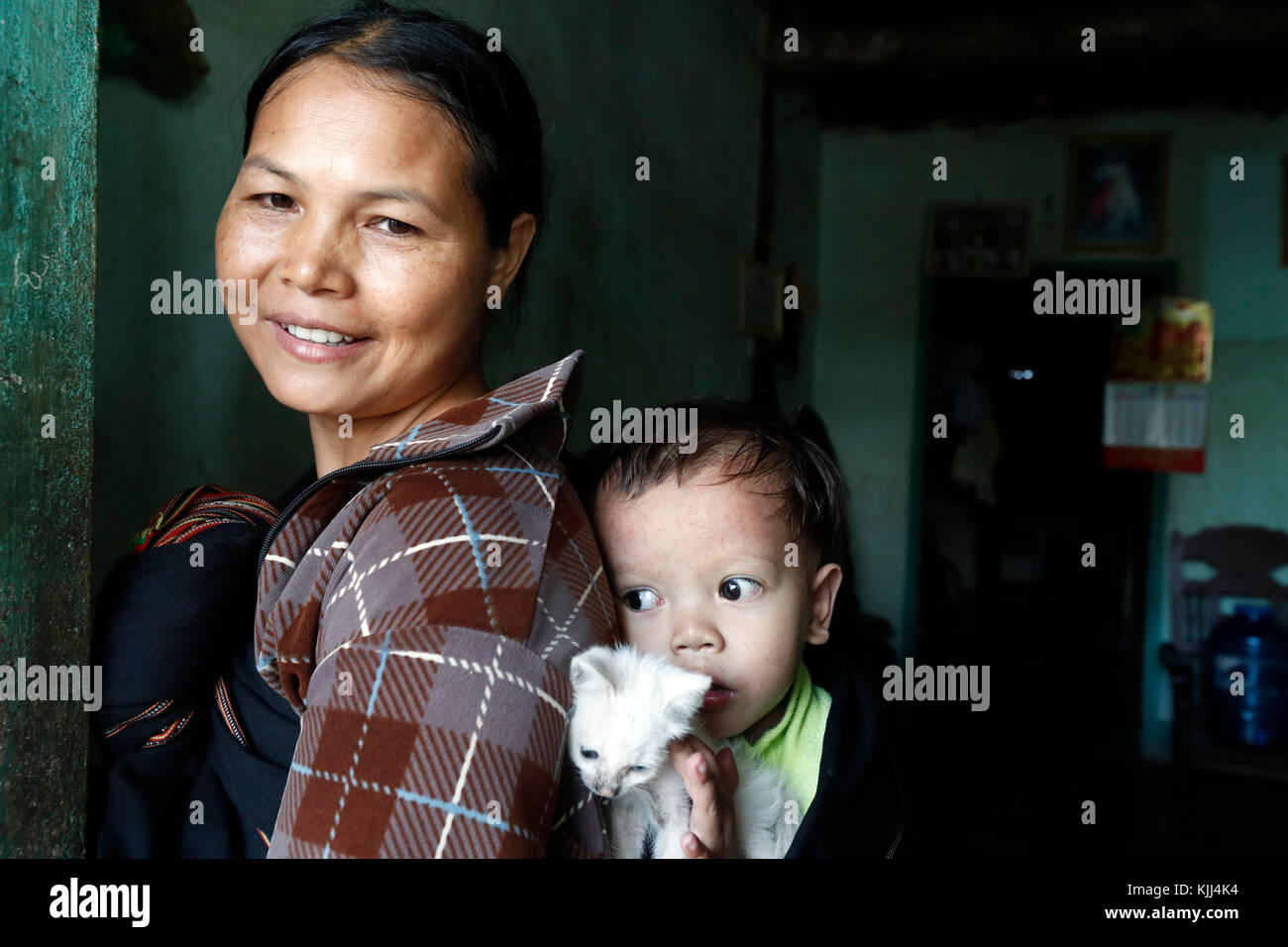 Mère et son jeune garçon atteint de la maladie de coeur. Kon Tum. Le Vietnam. Banque D'Images