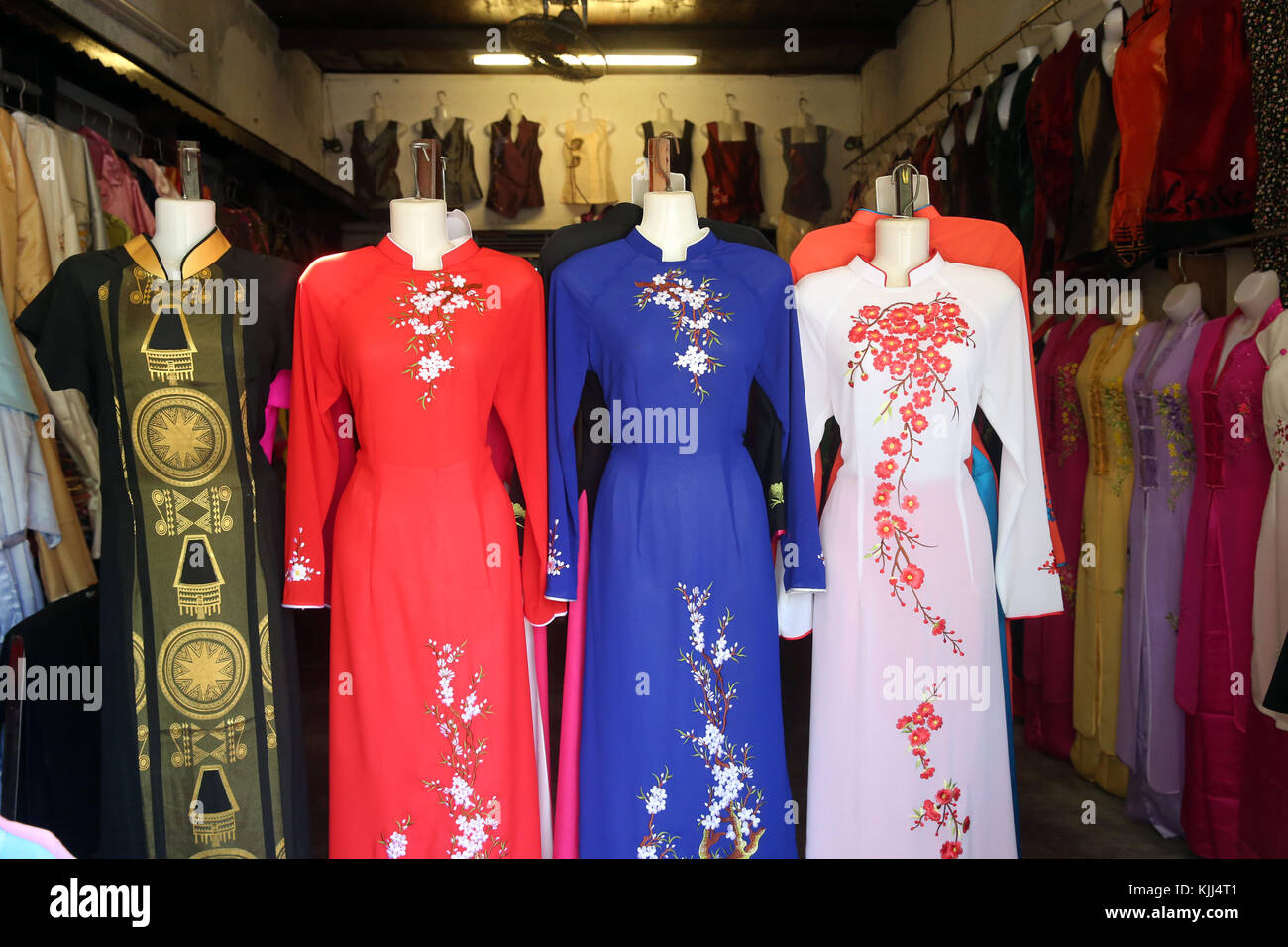 Boutique vietnamiens traditionnels de vente avant la tenue féminine : l'Ao Dai. Hoi An. Le Vietnam. Banque D'Images