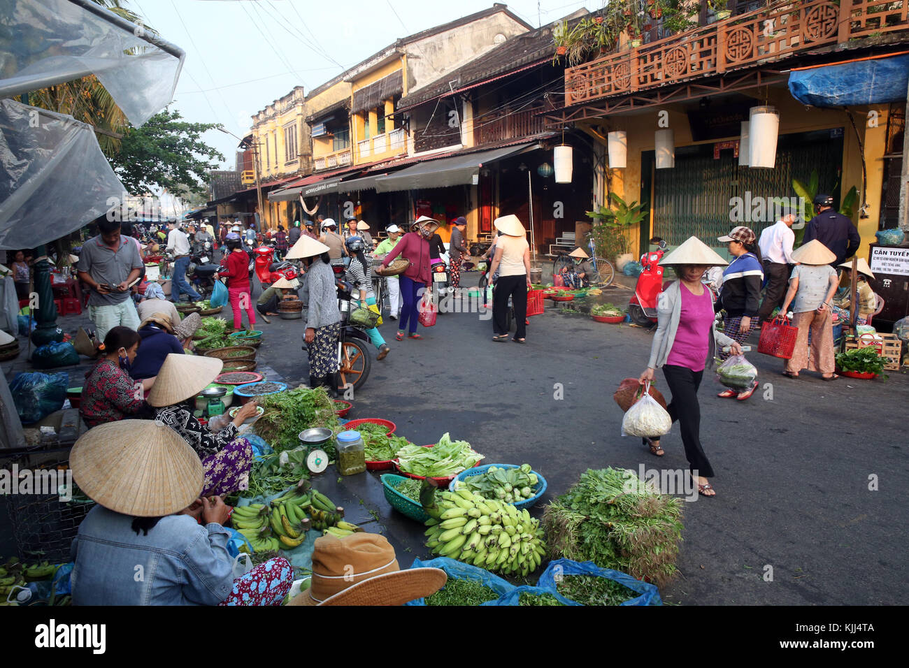 Les vendeurs de fruits et légumes au marché central. Hoi An. Le Vietnam. Banque D'Images