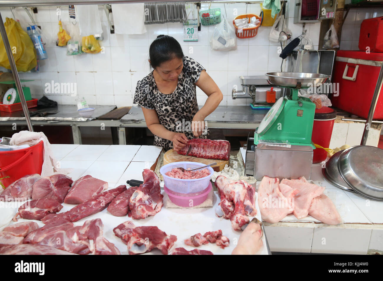 Femme vendant la viande de porc fraîche au marché. Ho Chi Minh Ville. Le Vietnam. Banque D'Images