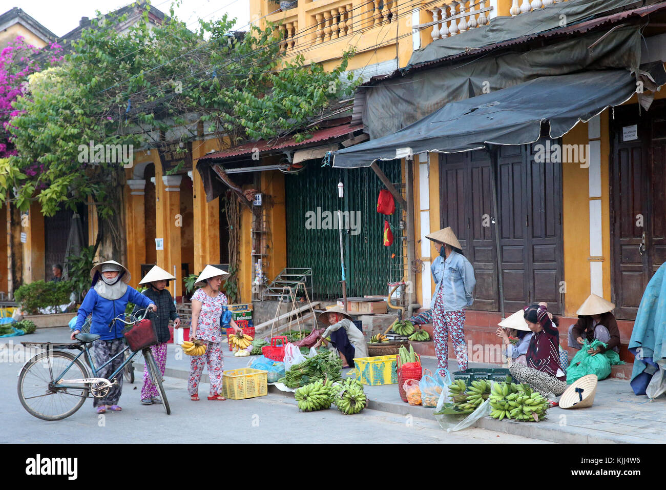 Les travailleurs sur le marché de la vente de fruits. Hoi An. Le Vietnam. Banque D'Images