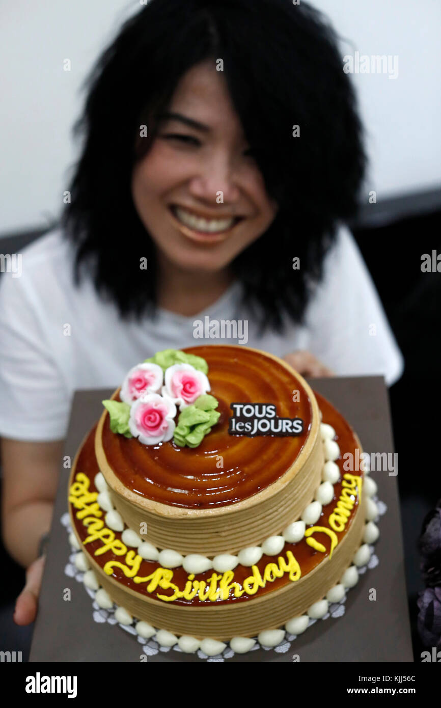 Femme Avec Gateau D Anniversaire Ho Chi Minh Ville Le Vietnam Photo Stock Alamy