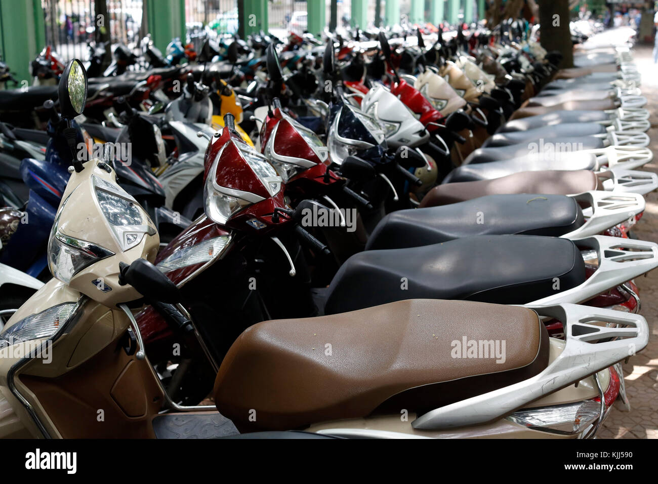 Les scooters et motos dans un parking. Ho Chi Minh Ville. Le Vietnam. Banque D'Images
