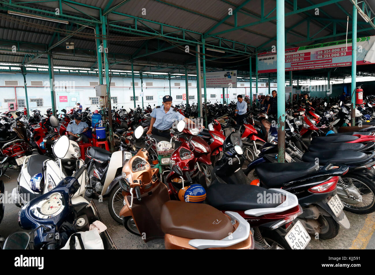 Les scooters et motos dans un parking. Ho Chi Minh Ville. Le Vietnam. Banque D'Images