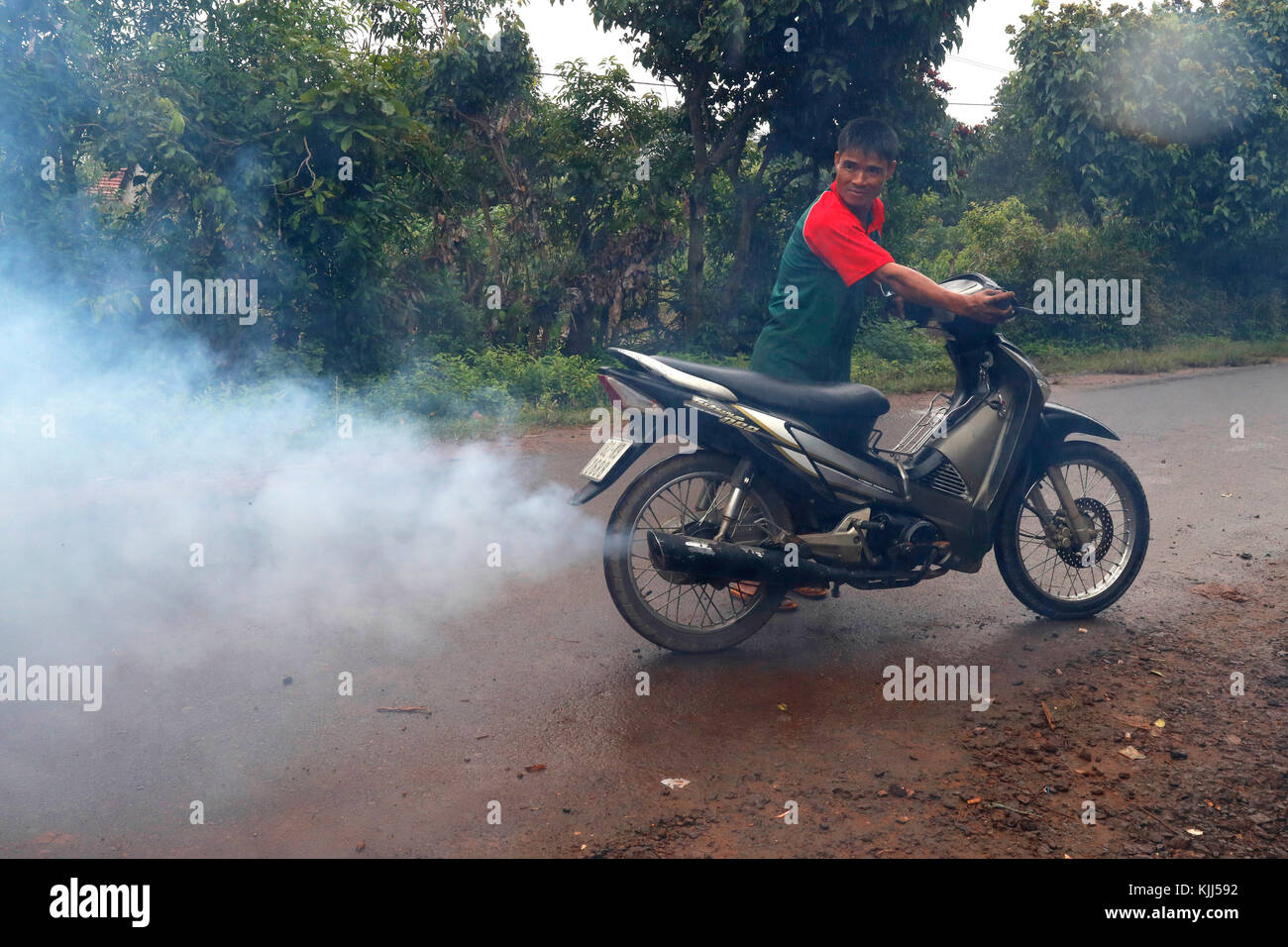 La fumée de moto. La pollution de l'air. Kon Tum. Le Vietnam. Banque D'Images