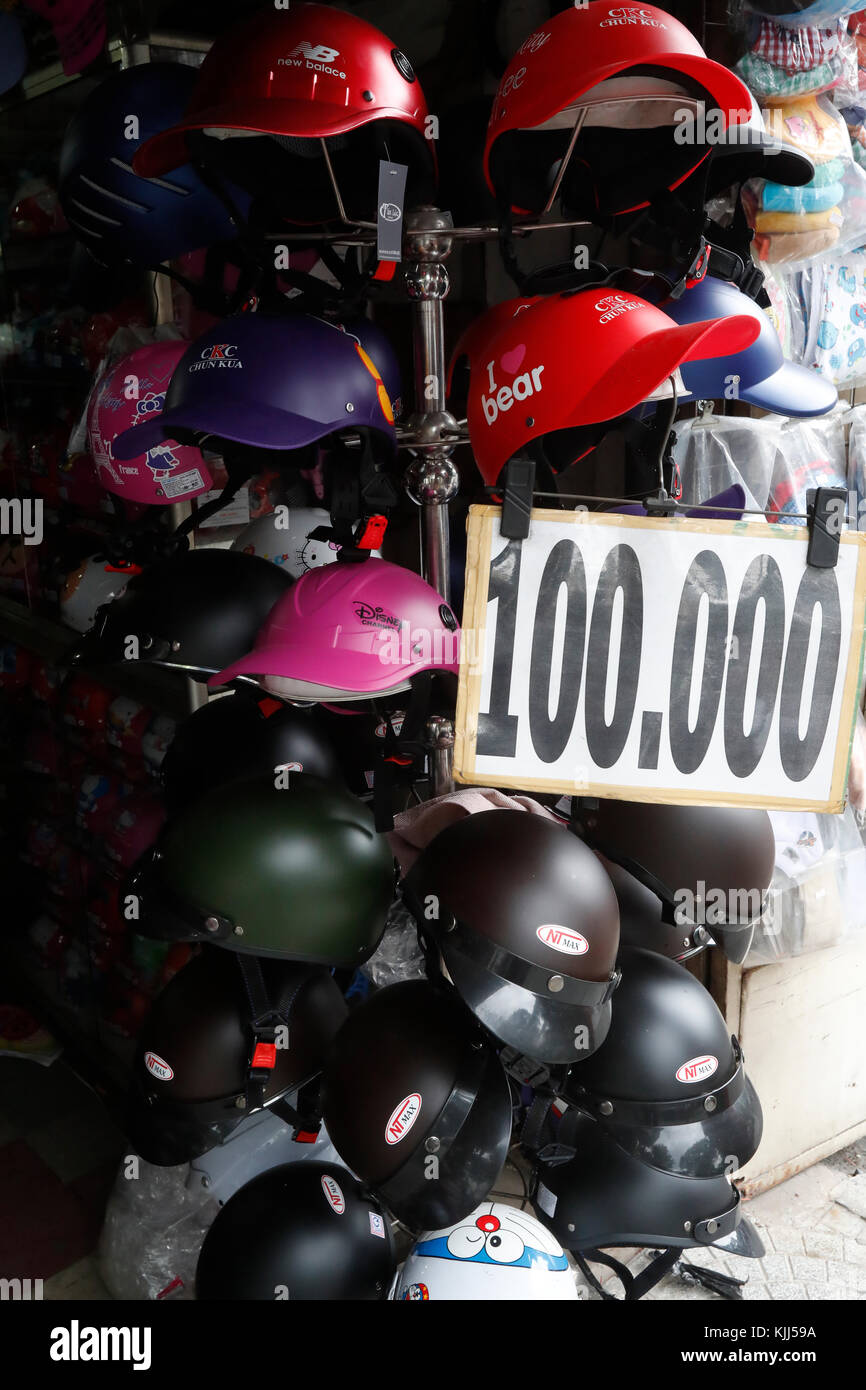 Les casques de moto à vendre. Ho Chi Minh Ville. Le Vietnam. Banque D'Images