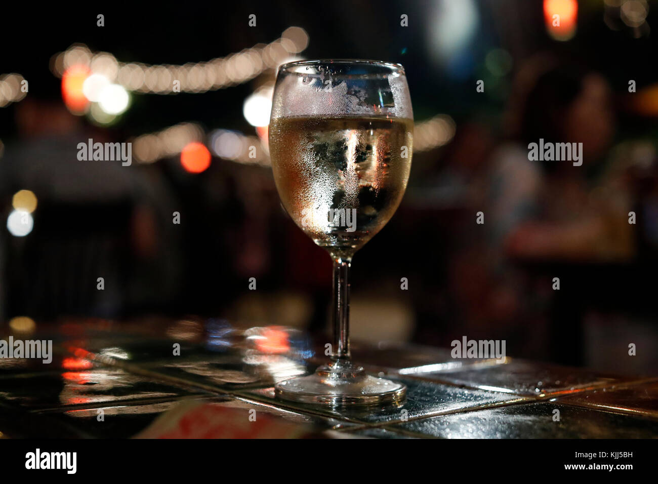 Verre de vin blanc. Ho Chi Minh Ville. Le Vietnam. Banque D'Images