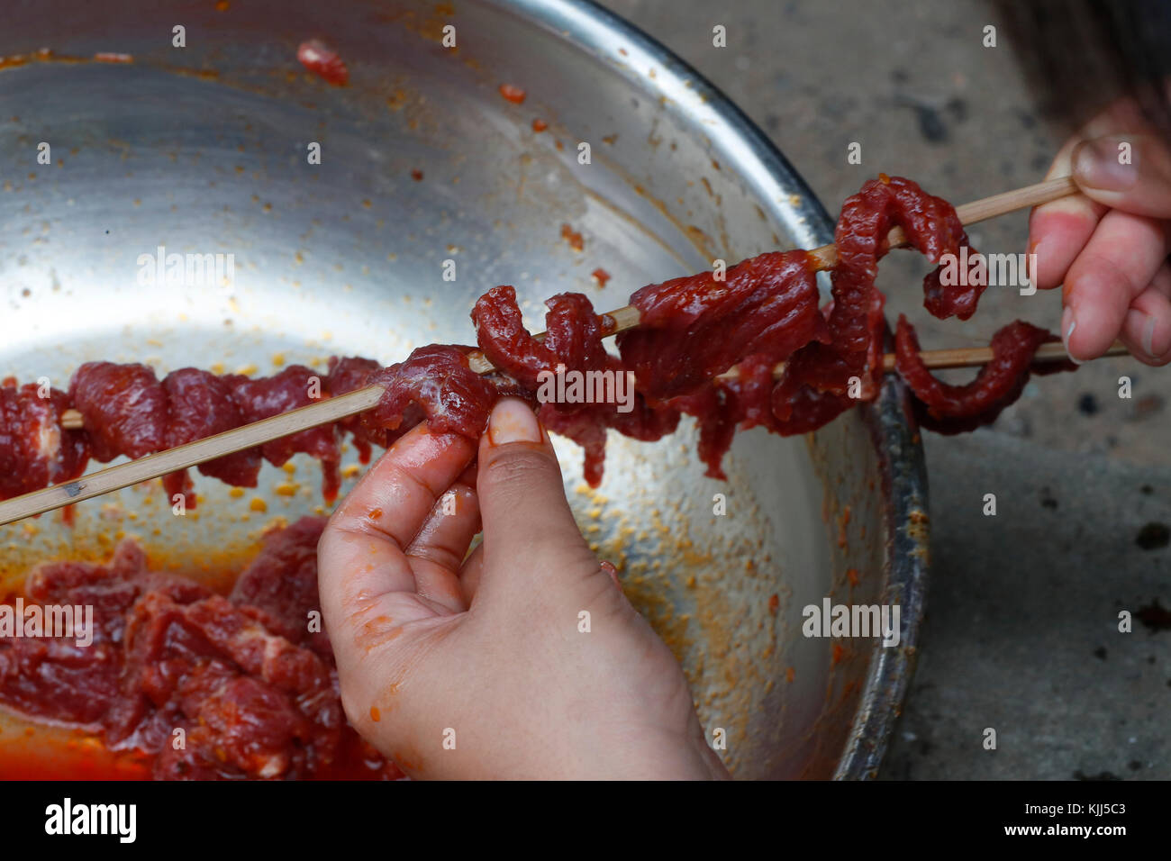 Brochettes de boeuf Woman pour BBG. Close-up. Kon Tum. Le Vietnam. Banque D'Images