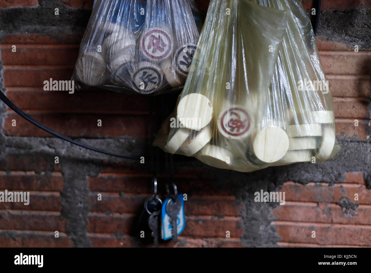 Pièces des échecs chinois dans un sac en plastique. Kon Tum. Le Vietnam. Banque D'Images