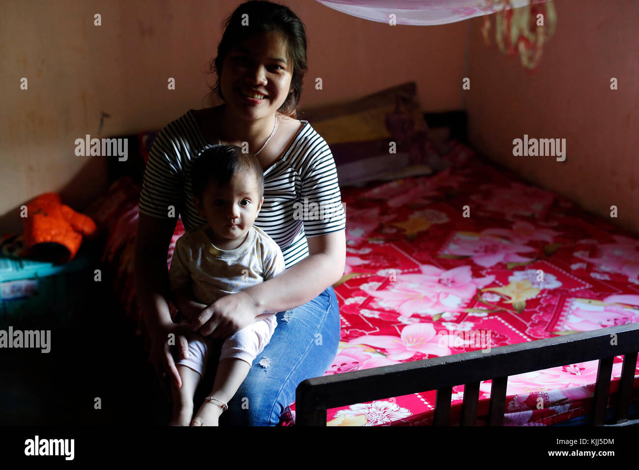 La mère et le fils à la maison. Kon Tum. Le Vietnam. Banque D'Images