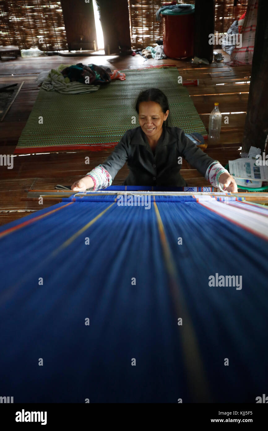 Ba Na (Bahnar) groupe ethnique. Femme tissant la soie à tisser en bois. Kon Tum. Le Vietnam. Banque D'Images