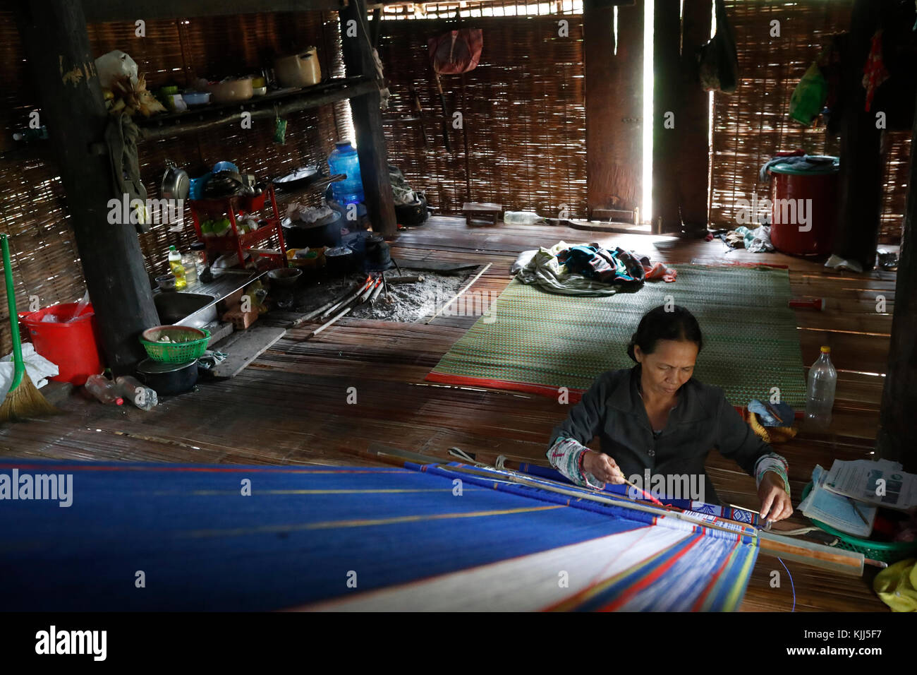 Ba Na (Bahnar) groupe ethnique. Femme tissant la soie à tisser en bois. Kon Tum. Le Vietnam. Banque D'Images