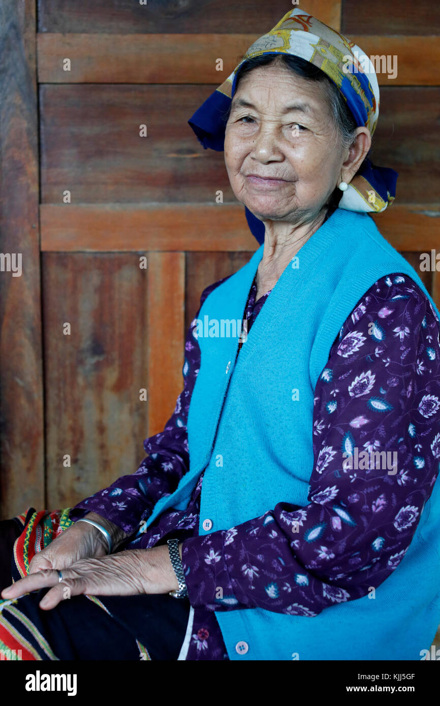 Ba Na (Bahnar) groupe ethnique. Portrait de vieille femme dans sa chambre. Kon Tum. Le Vietnam. Banque D'Images