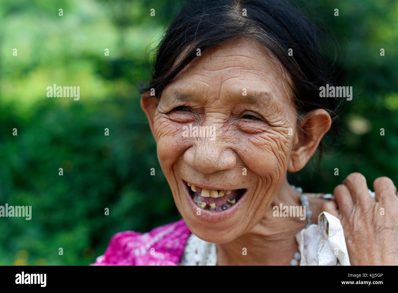 Ba Na (Bahnar) groupe ethnique. Portrait of a smiling vieille femme. Kon Tum. Le Vietnam. Banque D'Images