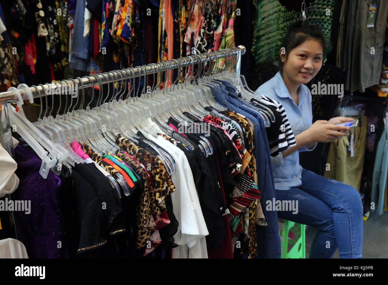 Marché de l'habillement. Des cintres avec des vêtements. Le Vietnam. Banque D'Images