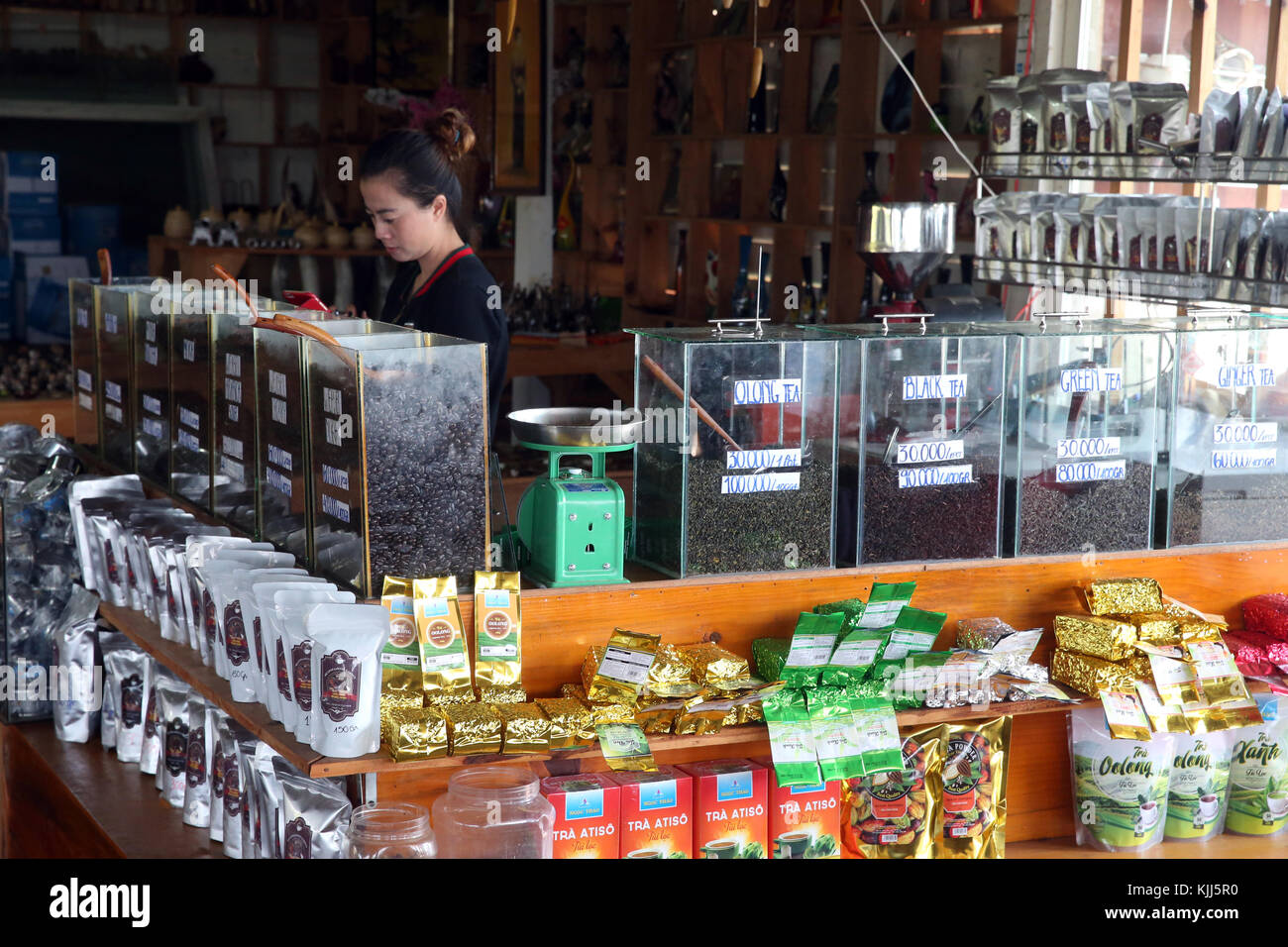 Vente de café vietnamien en marché. Dalat. Le Vietnam. Banque D'Images