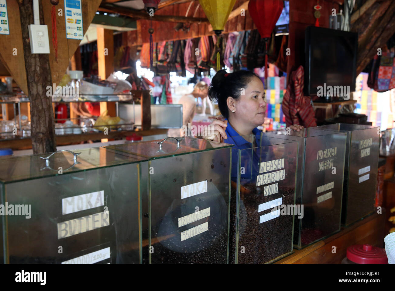 Vente de café vietnamien en marché. Dalat. Le Vietnam. Banque D'Images