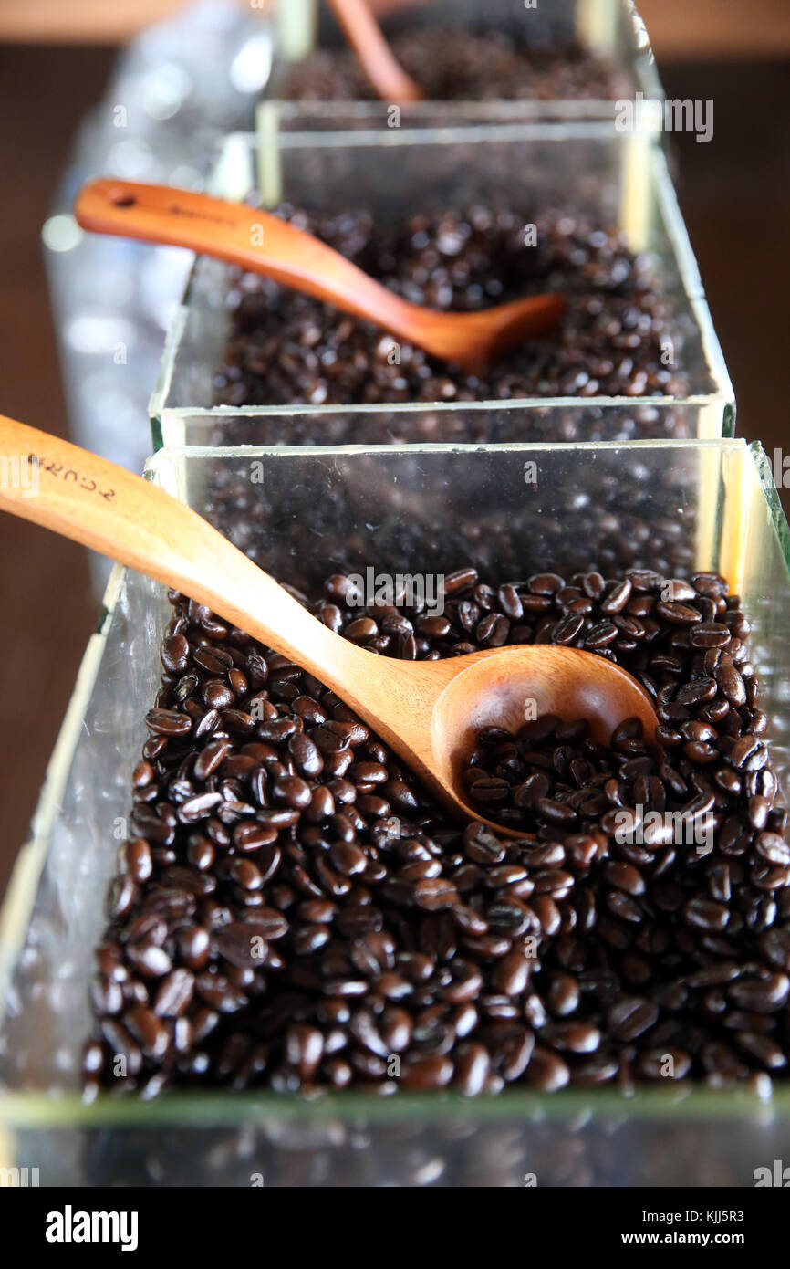 Vente de café vietnamien en marché. Dalat. Le Vietnam. Banque D'Images