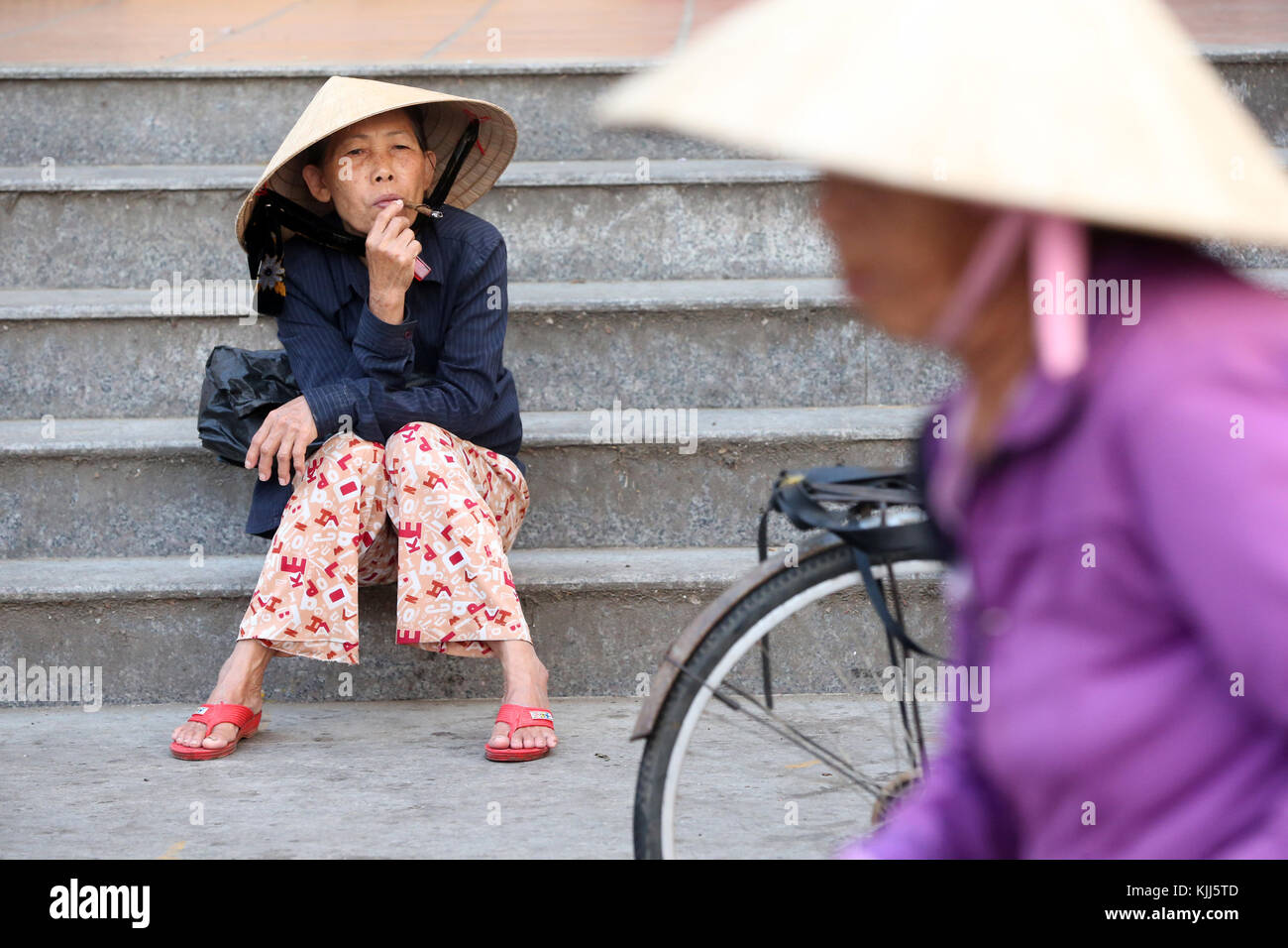 Les femmes vietnamiennes portant un chapeau conique traditionnelle asiatique. Hoi An. Le Vietnam. Banque D'Images