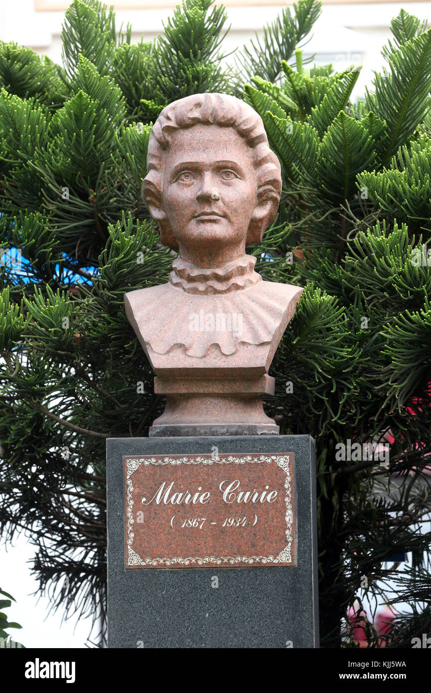 Lycée Marie Curie et statue. Ho Chi Minh Ville. Le Vietnam. Banque D'Images