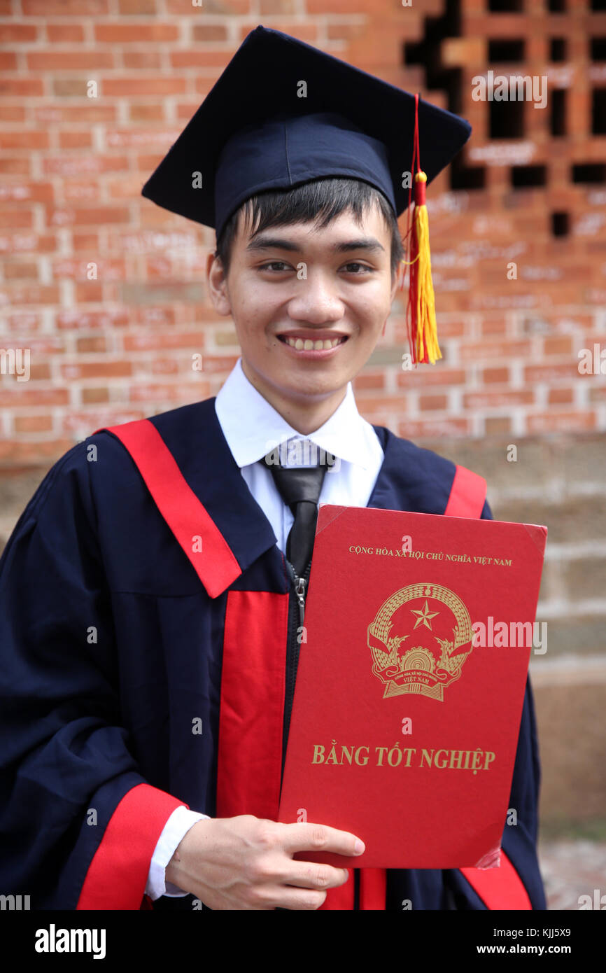 Young Asian university student wearing cap and gown. Ho Chi Minh Ville. Le Vietnam. Banque D'Images