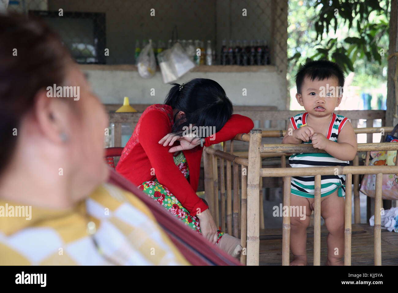 Grand-mère, mère et fils à la maison. Thay Ninh. Le Vietnam. Banque D'Images