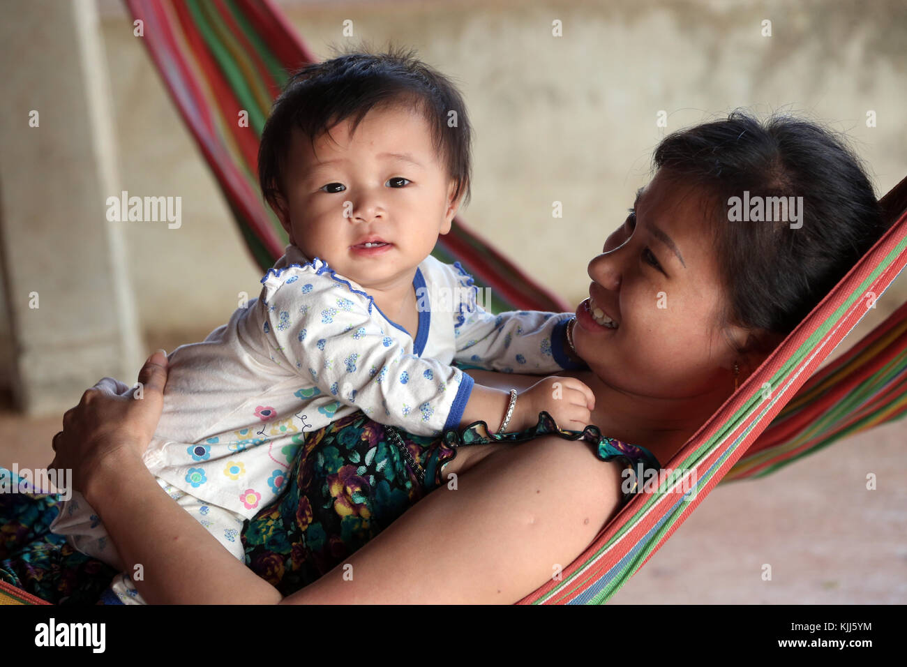 La mère et l'enfant se détendre dans un hamac. Thay Ninh. Le Vietnam. Banque D'Images