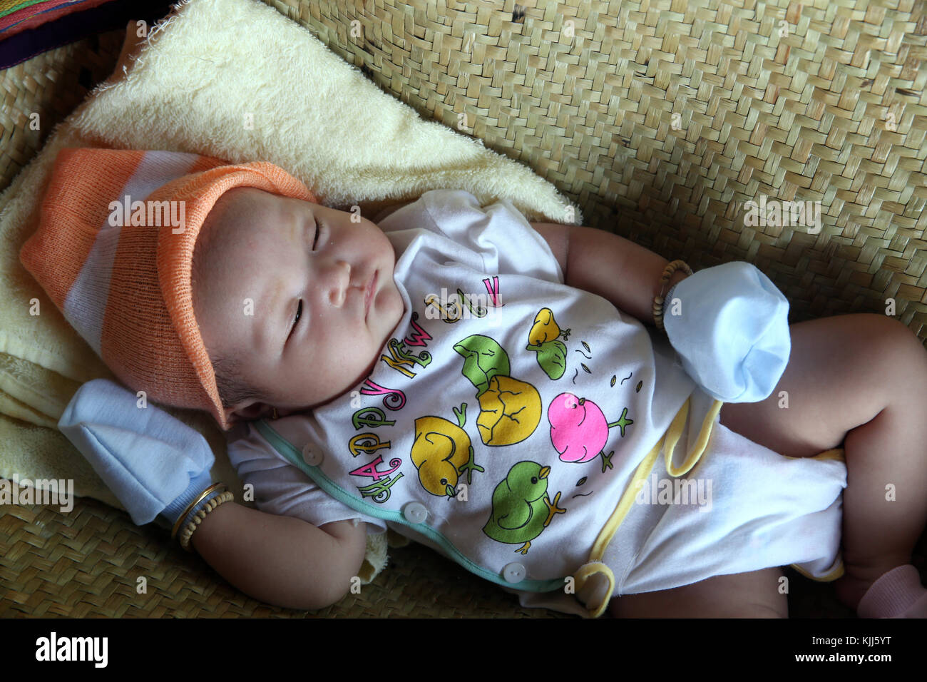 Un mois à dormir bébé vietnamien. Thay Ninh. Le Vietnam. Banque D'Images