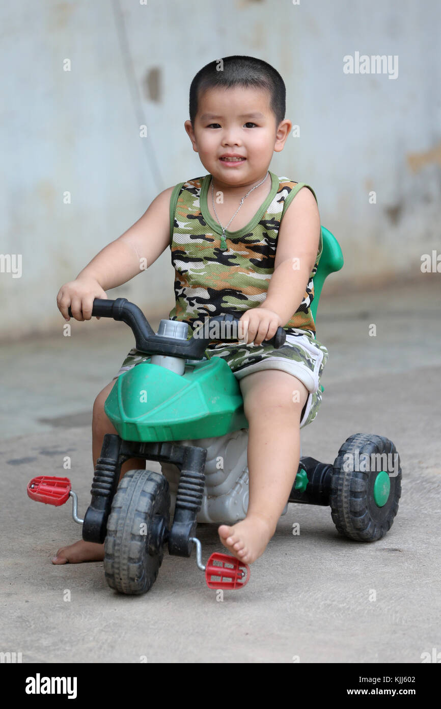 Vitnamese garçon sur tricycle. Thay Ninh. Le Vietnam. Banque D'Images