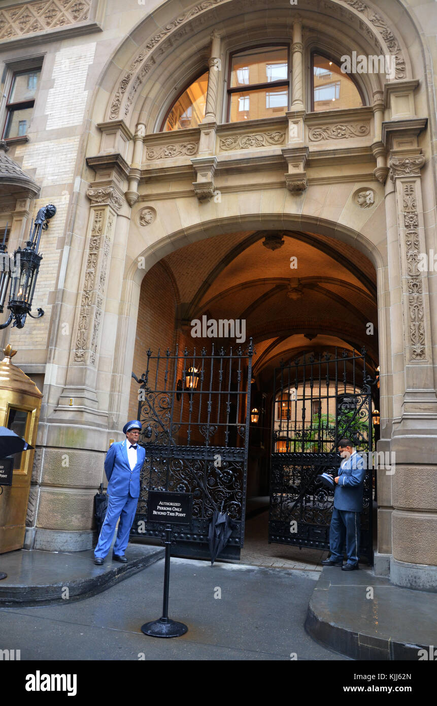 Entrée de l'immeuble Dakota 1 W 72nd St New York City Photo Stock - Alamy