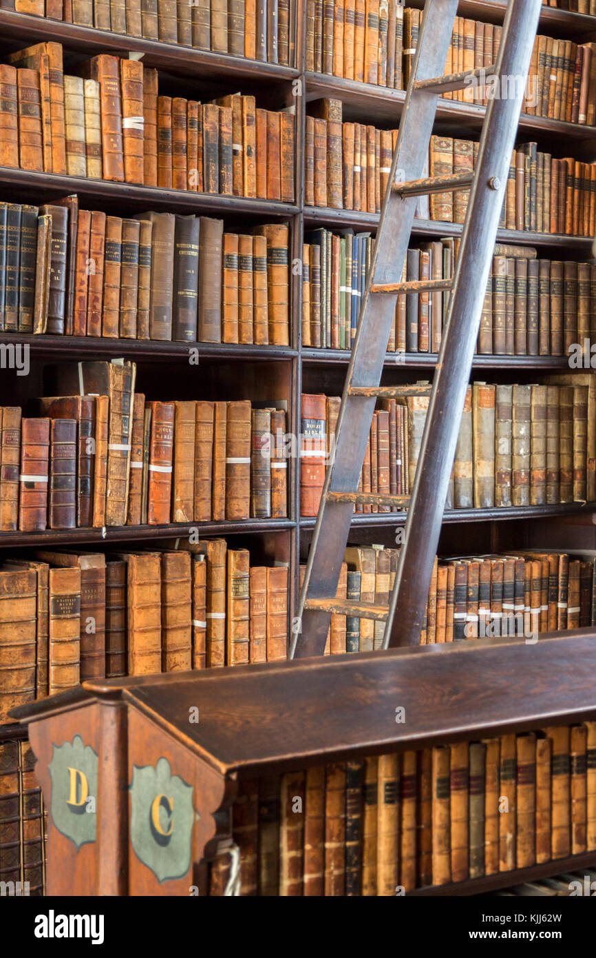 Dublin, Irlande - 15 févr., 2014 : les vieux livres sur des étagères dans la chambre depuis longtemps dans la bibliothèque de Trinity College. Banque D'Images