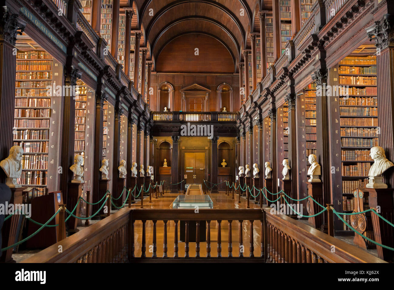DUBLIN, IRLANDE - 15 FÉVRIER 2014 : vieux livres sur étagères dans la bibliothèque de la salle longue du Trinity College. Banque D'Images