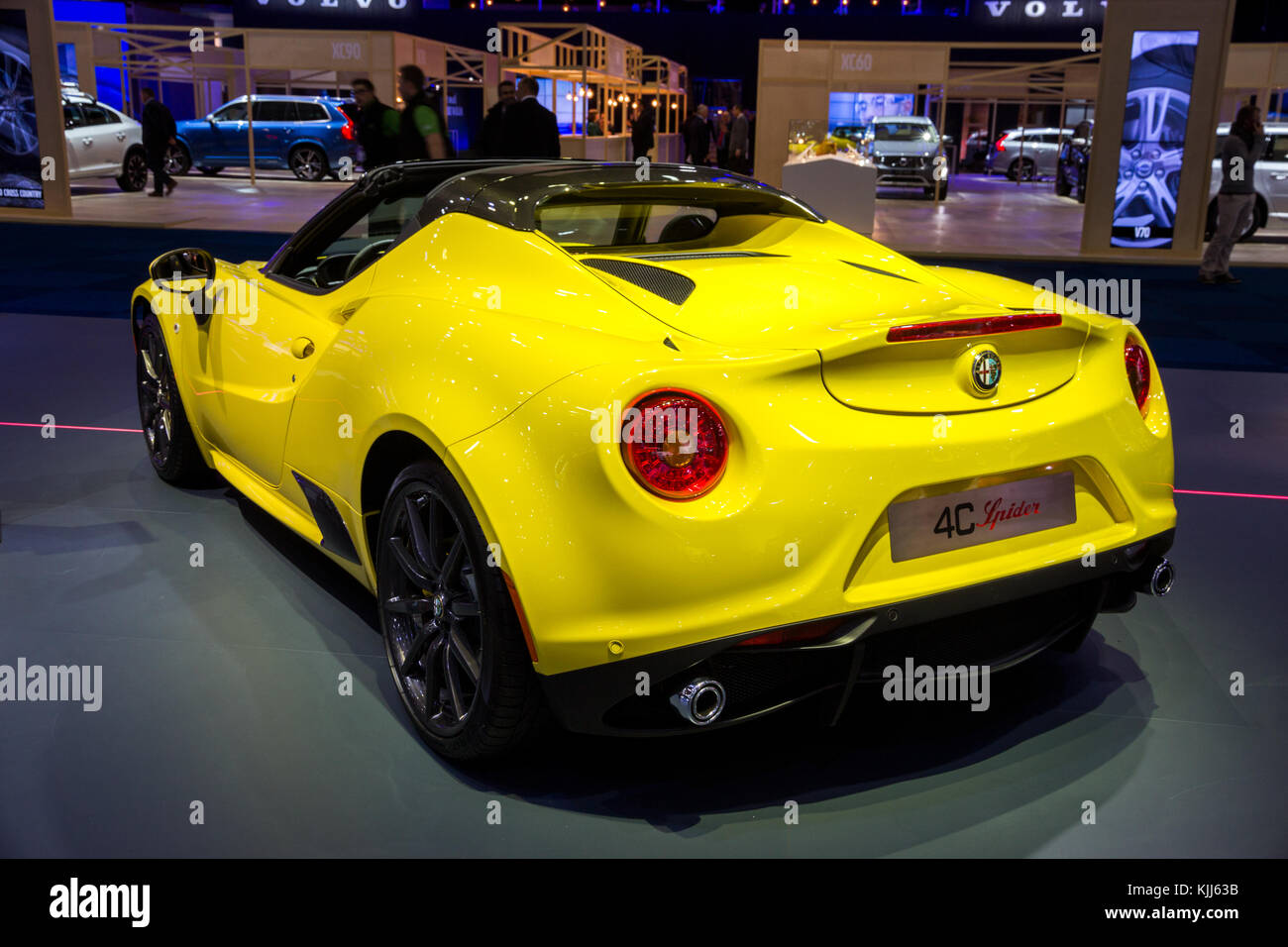 Bruxelles - 12 jan 2016 : Alfa Romeo 4C Voiture de sport sur la vitrine à l'Automobile de Bruxelles. Banque D'Images