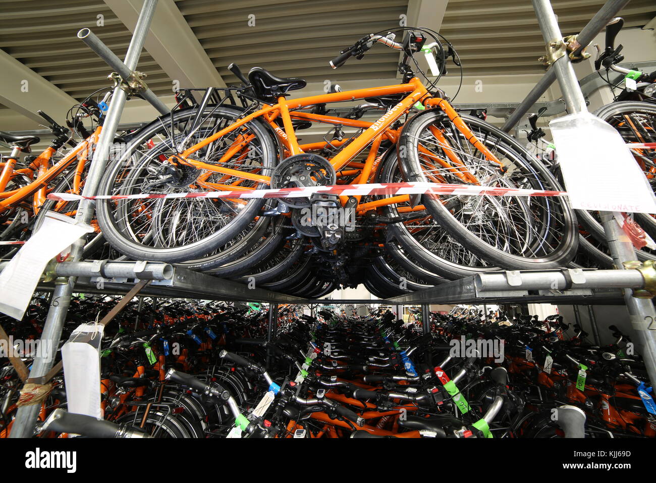 Vicenza, vi, italie - 1 janvier 2017 : magasin de vélos orange pour l'éco-tourisme durable dans le siège de la célèbre tour operator appelé giro Banque D'Images