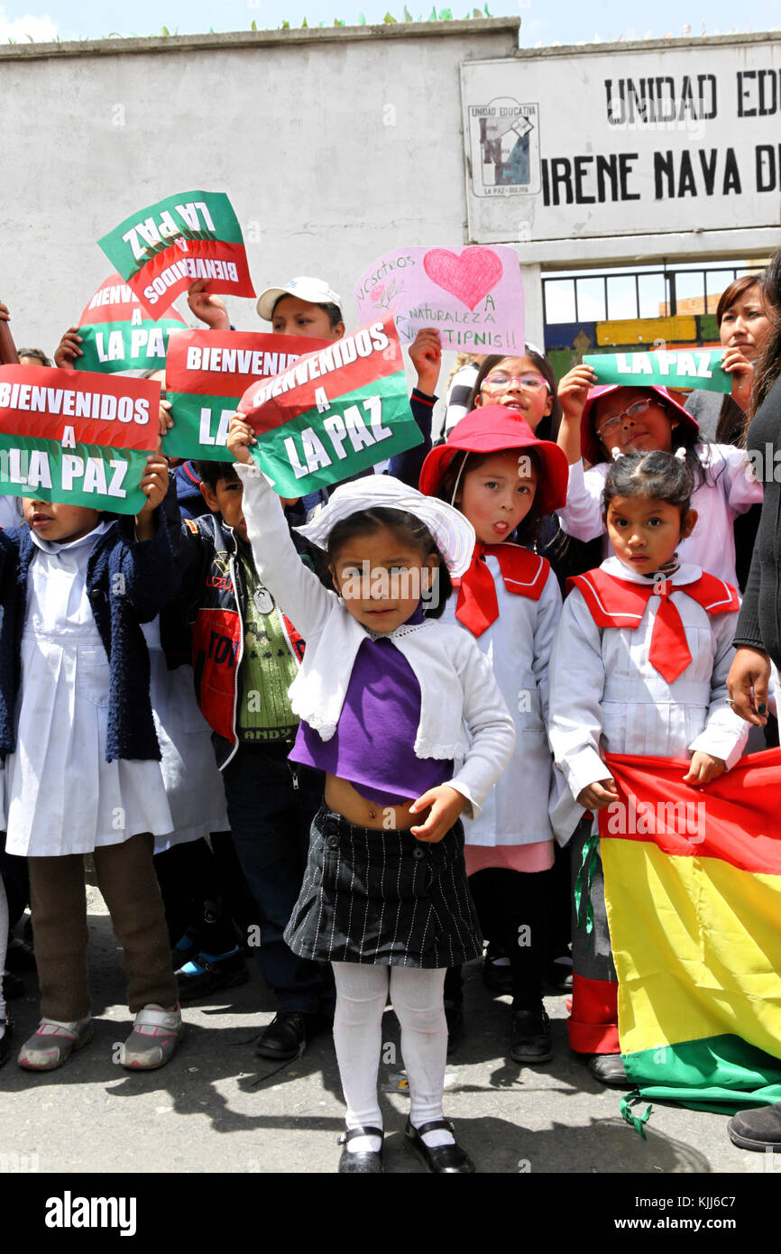 Les écoliers se félicite de la VIII Mars dans la défense de la TIPNIS (qui quitté Trinidad le 15 août 2011) dès leur arrivée à La Paz, Bolivie Banque D'Images