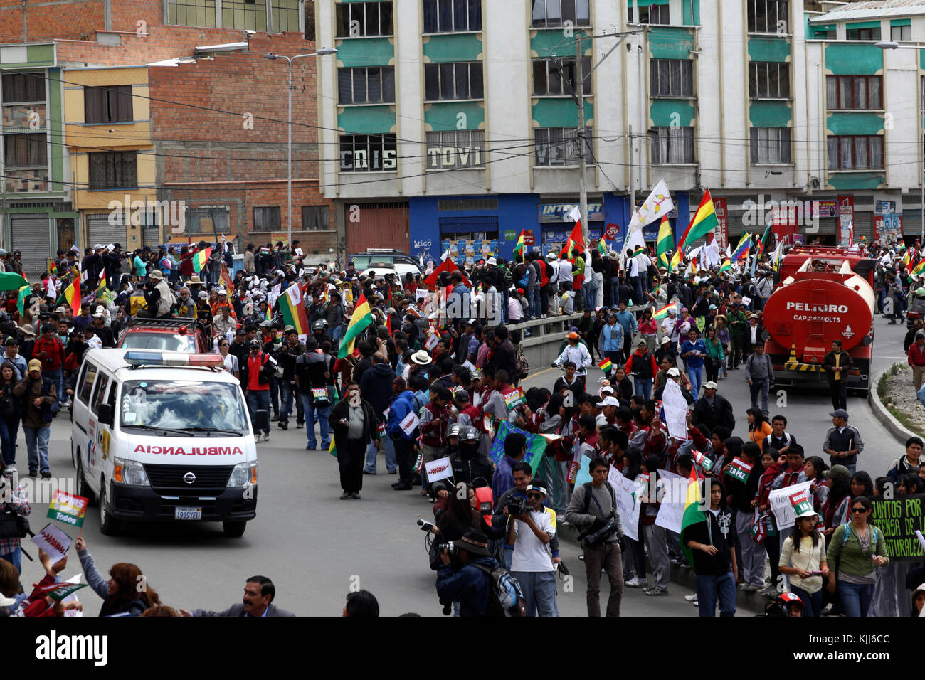 Les foules bienvenue le VIII Mars dans la défense de la TIPNIS (qui quitté Trinidad le 15 août 2011) dès leur arrivée à La Paz, Bolivie Banque D'Images