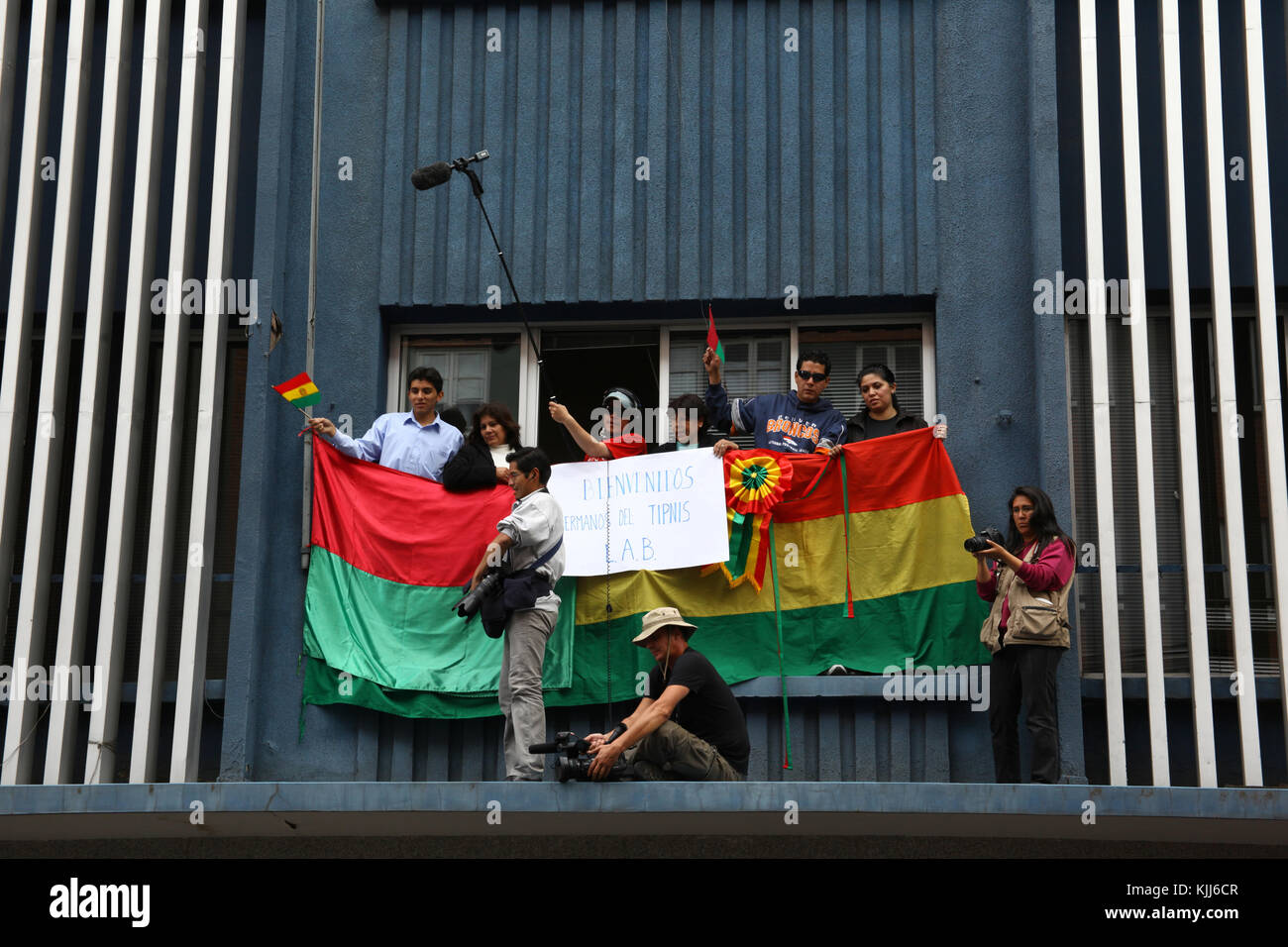 Travailleurs de la presse sur un balcon comme le VIII Mars dans la défense de la TIPNIS (qui quitté Trinidad le 15 août 2011) arrive à La Paz, Bolivie Banque D'Images