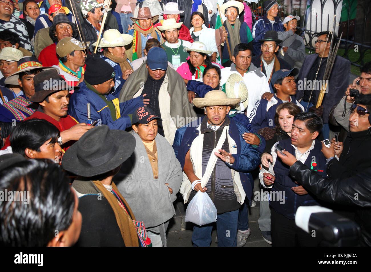 Les dirigeants de la VIII Mars dans la défense de la TIPNIS attendent en Plaza Murillo pour une réunion avec le président bolivien Evo Morales, La Paz, Bolivie Banque D'Images