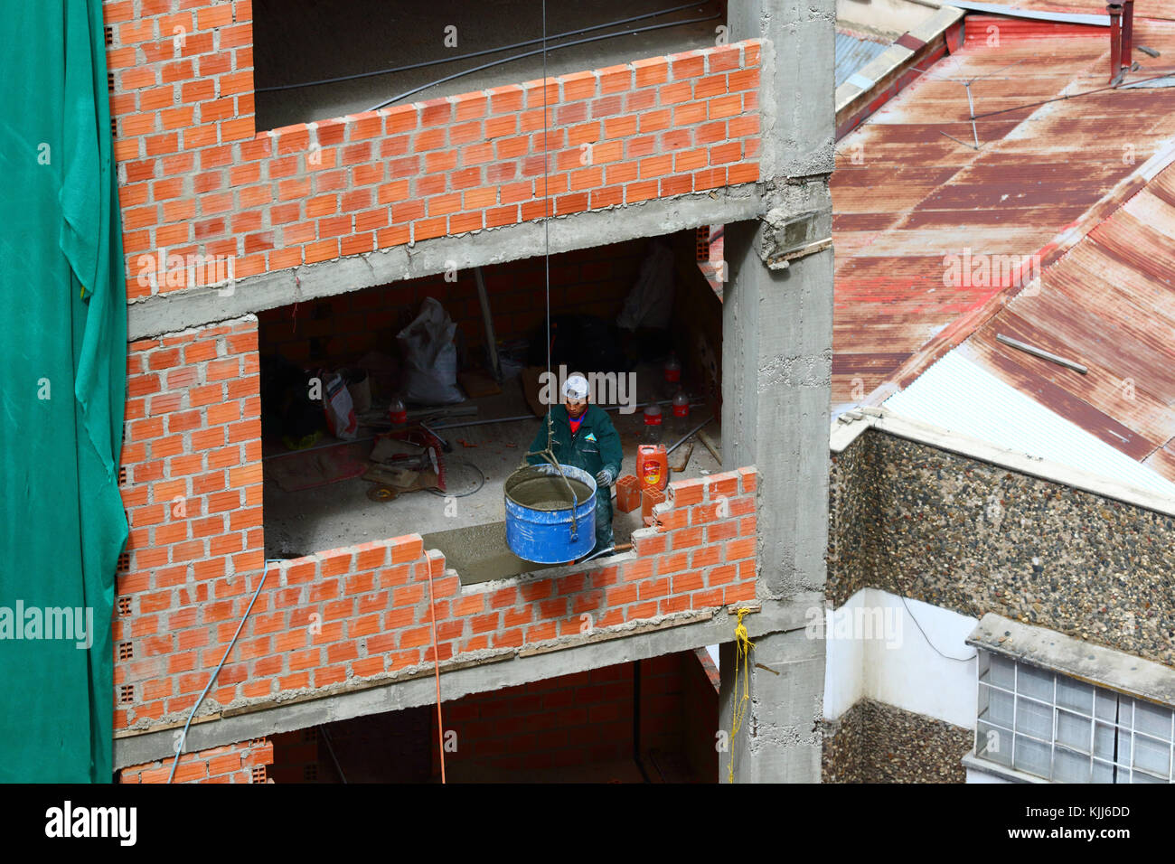 Travailleur sur chantier sur le point de couler le béton dans la brouette, Sopocachi, La Paz, Bolivie Banque D'Images