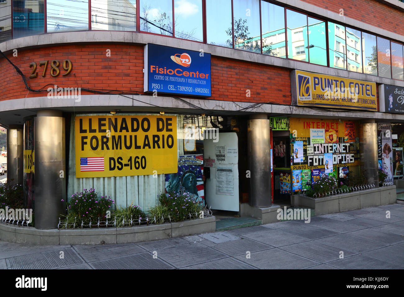 Bureau en face de l'ambassade américaine offrant de remplir des formulaires pour les demandes de visa américain, Sopocachi, la Paz, Bolivie Banque D'Images