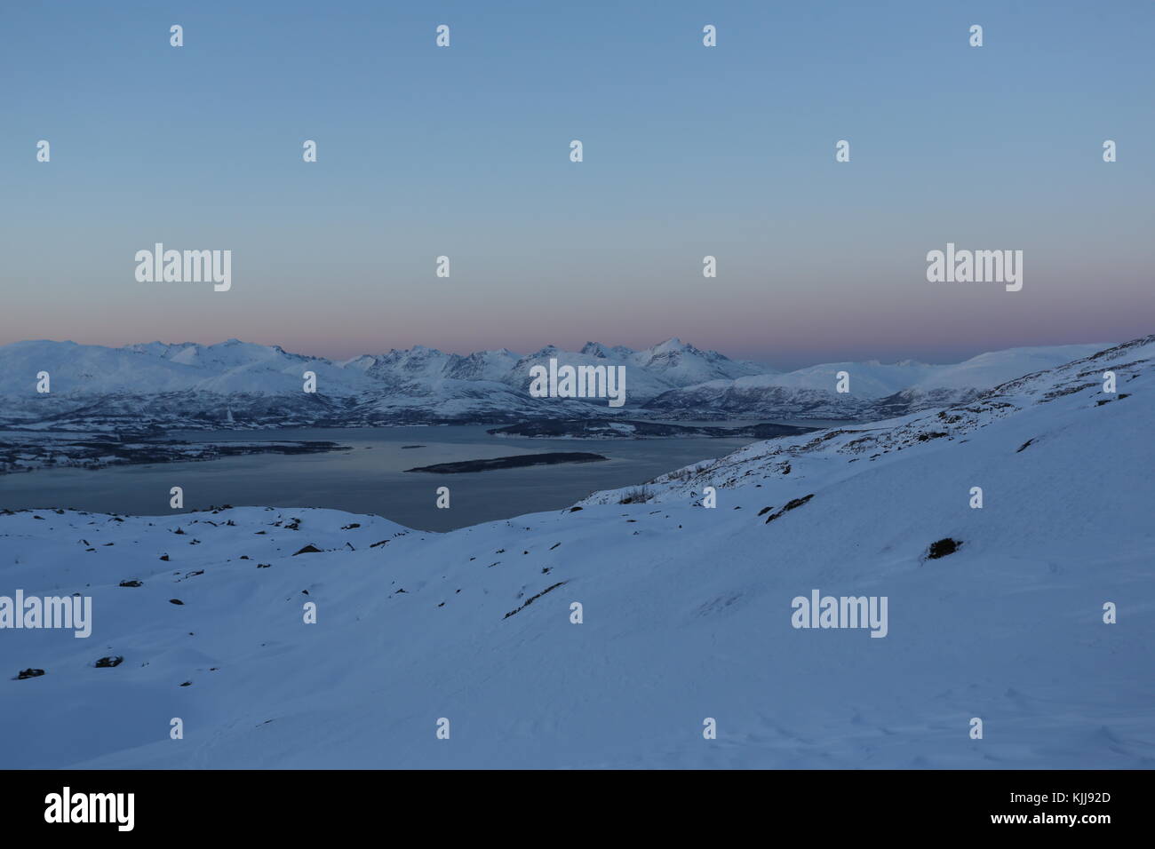 Soleil d'hiver , sommet de la mer, et Fjord Banque D'Images