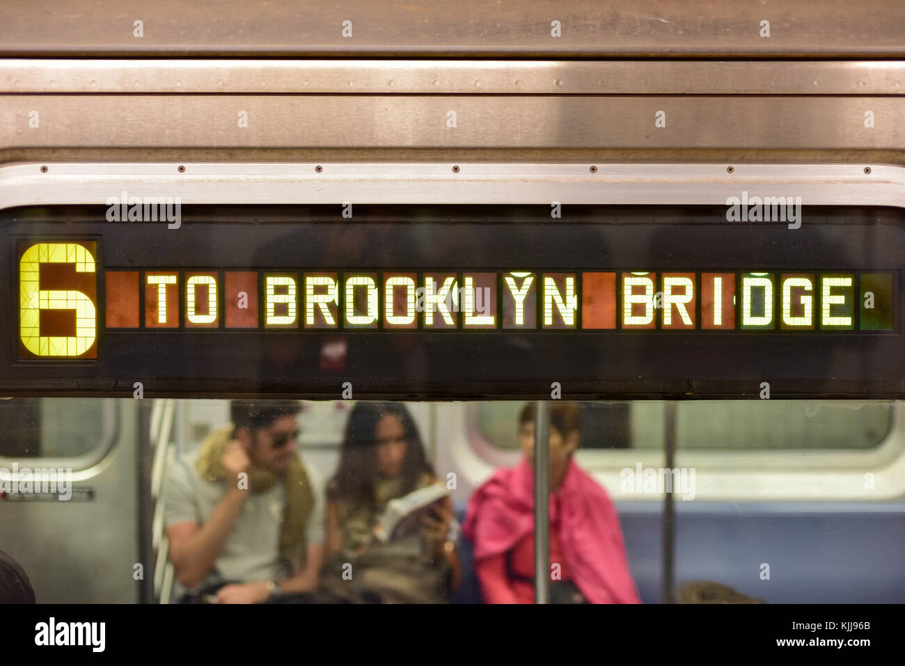 New York, USA - 31 mai 2015 : le train 6 sur le chemin de pont de Brooklyn station dans le métro de New York. Banque D'Images