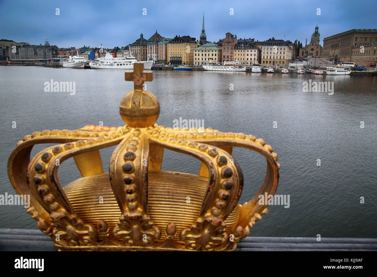 (Skeppsholm skeppsholmsbron bridge) avec couronne d'or sur un pont à Stockholm, Suède Banque D'Images