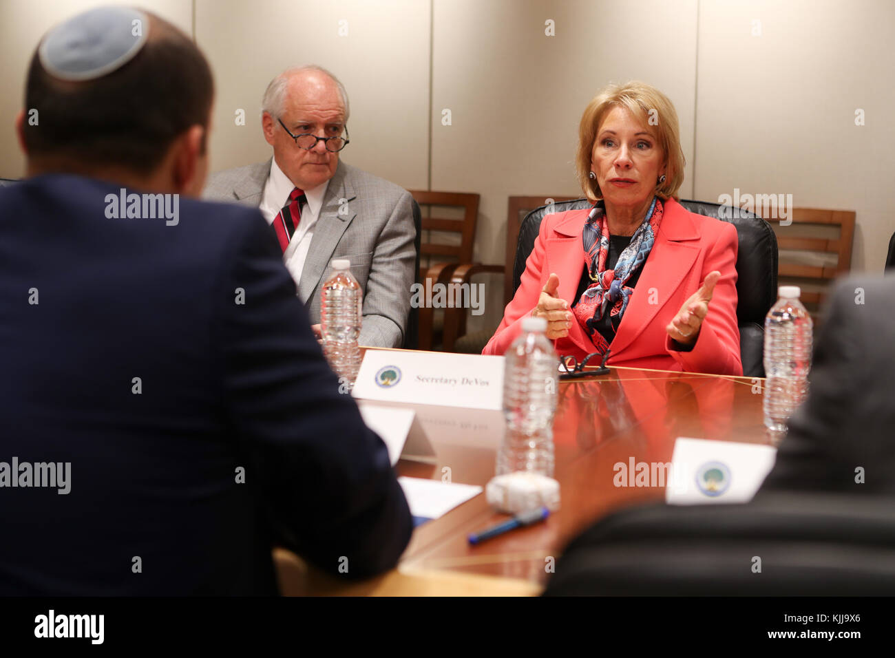 La secrétaire américaine à l'éducation Betsy DeVos, à droite, lors d'une réunion avec le ministre israélien de l'éducation Naftali Bennett le 7 novembre 2017 à Washington, DC. Banque D'Images