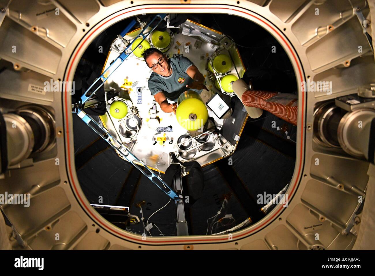 Expedition 53 L'astronaute américain Joe acaba se déplace dans la poutre de l'équipement à bord du module de la station spatiale internationale le 21 novembre 2017 dans l'orbite de la terre. La Bigelow Aerospace extensible module est extensible et expérimentales en cours de module d'essai de deux ans fixé à la station spatiale internationale. Banque D'Images
