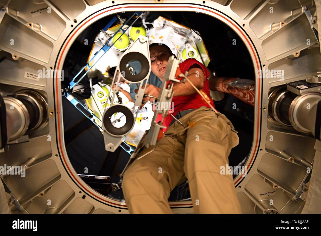 Expedition 53 L'astronaute américain randy bresnik se déplace dans la poutre de l'équipement à bord du module de la station spatiale internationale le 21 novembre 2017 dans l'orbite de la terre. La Bigelow Aerospace extensible module est extensible et expérimentales en cours de module d'essai de deux ans fixé à la station spatiale internationale. Banque D'Images